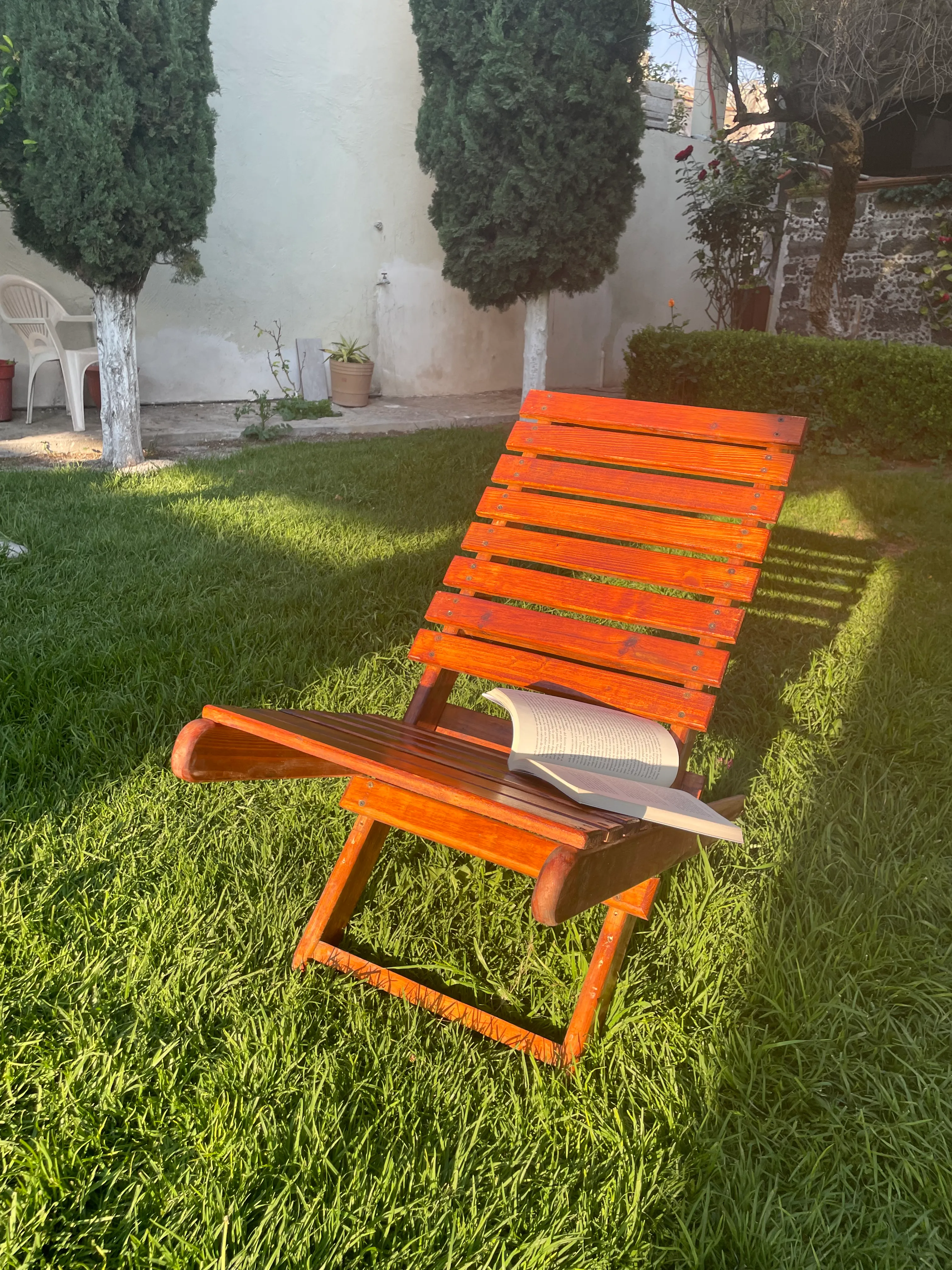 silla de jardín al sol